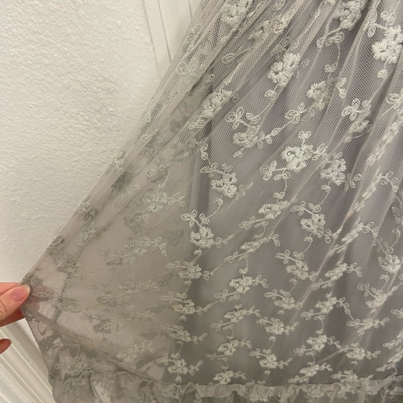 Elegant Gray Floral Dress - Picture 3 of 5